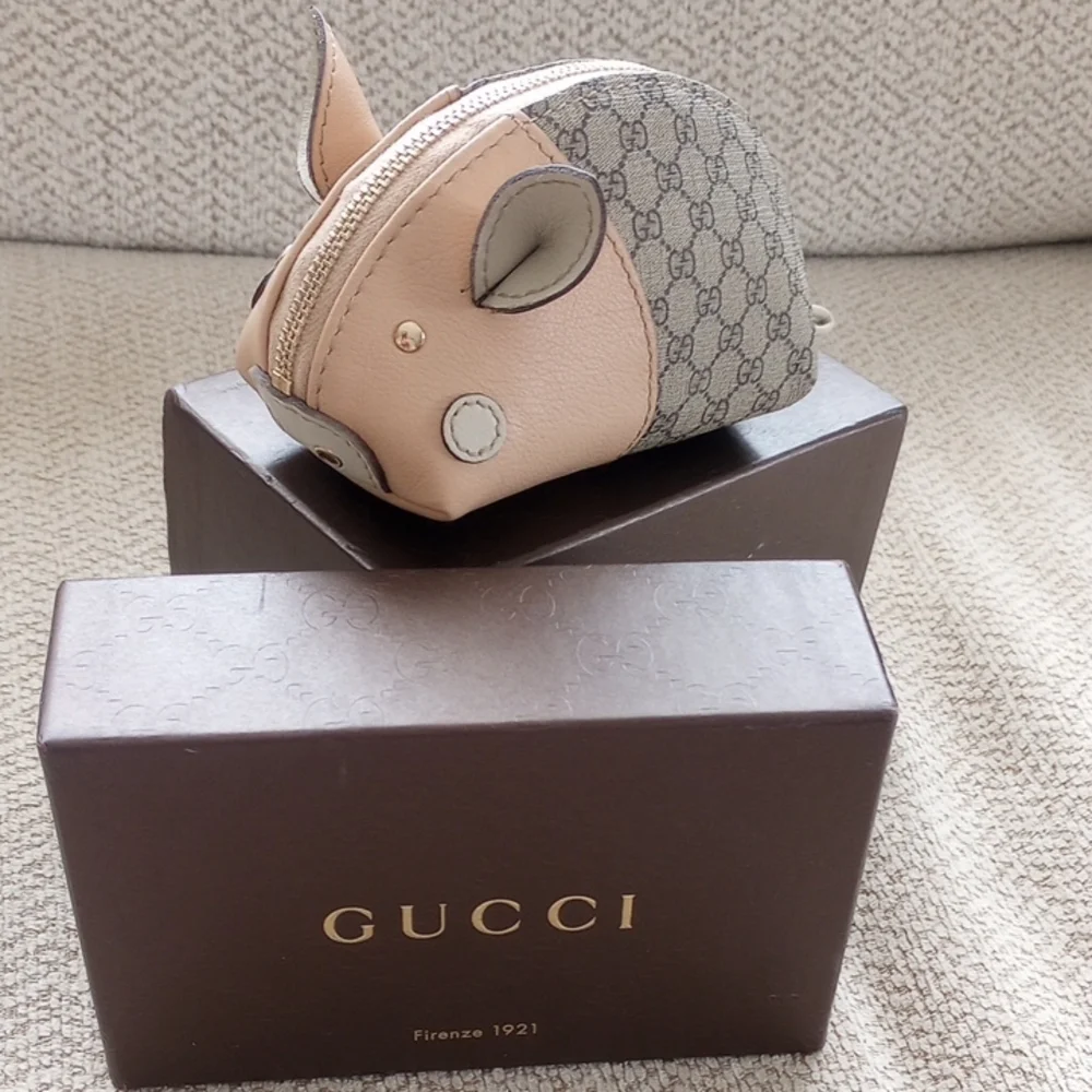 Gucci Beige and Gray Pig-Shaped Coin Pouch - Picture 1 of 7